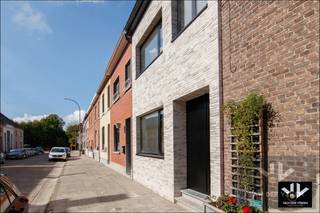 <strong><u>Volledig gerenoveerde, instapklare en energiezuinige rijwoning met 4 slaapkamers, 2 badkamers, zonnig terras, omheinde tuin en privéparking net buiten de Grote Ring van Hasselt.</u></strong><br /><br /><u><strong>Troeven:</strong></u><br />- Totale renovatie met hoogwaardige afwerking<br />- Energiezuinig (EPC-label B!) makkelijk te verlagen naar A-label<br />(door bijplaatsing extra zonnepanelen - vraag achter de simulatie)<br />- Volledig instapklaar<br />- Bereikbaar langs voor- én achterzijde<br />- Rustige, verkeersluwe ligging<br />- Privéparking &amp; omheinde tuin met terras<br />- 4 slaapkamers (waarvan 1 als bureau of hobbykamer kan gebruikt worden)<br />- 2 badkamers<br /><br />Deze stijlvolle rijwoning, gelegen net buiten de grote ring van Hasselt, werd volledig vernieuwd van A tot Z met oog voor detail, comfort en energiezuinigheid.<br />Van dak tot vloeren, gevels, ramen, keuken en badkamers, letterlijk alles werd vakkundig aangepakt zodat jij enkel nog je persoonlijke spullen hoeft te verhuizen.<br />De woning ligt in een rustige straat met enkel plaatselijk verkeer, maar biedt toch een vlotte verbinding naar het stadscentrum, de omliggende uitvalswegen en de E313.<br /><br />Binnenin geniet je van een praktische en doordachte indeling:<br />op de gelijkvloerse verdieping vind je een inkomhal, bureel of slaapkamer, ruime badkamer met inloopdouche, ligbad en dubbele wastafel, én een handige wasruimte.<br />De achtergelegen leefruimte met open keuken is het hart van de woning. Deze is eveneens uitgerust met alle moderne toestellen, inclusief inductiekookplaat met ingebouwde dampkap en wijnkoeler.<br />Via het schuifraam bereik je het zonnige terras met veel privacy, een volledig omheinde tuin en een eigen parkeerplaats.<br />Op de eerste verdieping zijn er twee ruime slaapkamers, terwijl de bovenste verdieping plaats biedt aan een master bedroom met eigen badkamer.<br /><br />Een perfecte combinatie van modern comfort, rust en bereikbaarheid!<br /><br />Kom het zelf ontdekken, Koen leidt je met plezier rond! 