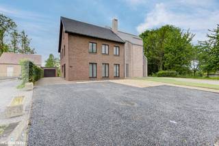 VOLLEDIG ONDERKELDERDE WONING MET 3 TOT 5 SLAAPKAMERS, GARAGE EN ZICHT OP HET GROEN TE KLEINE-SPOUWEN<br /><br />*** Bekijkt u deze woning via een aanverwante website? Surf dan naar https://matisimmo.be/nl/aanbod/4374368/eengezinswoning-te-koop-in-3740-bilzen-hoeselt en klik op volgende link voor het INTERACTIEF GRONDPLAN: https://grondplan.matisimmo.be/grondplan/?map=BilzenRiemsterweg237 ***<br /><br />Deze ruime woning bevindt zich aan de Riemsterweg 237 te Kleine-Spouwen, een deelgemeente van Bilzen. Deze locatie is erg geliefd omwille van haar vlotte bereikbaarheid naar omliggende dorpen en steden. Het stadscentrum van Bilzen bevindt zich op slechts 5 minuten rijden en ook de bruisende stad Maastricht is bereikbaar op amper 20 minuten rijden. Daarnaast bevinden allerhande faciliteiten zoals een buurtwinkel, bakker, school en openbaar vervoer zich in de nabije omgeving.<br /><br />De woning biedt tal van mogelijkheden naar modernisering en uitbreiding toe. Bovendien werd het dak vernieuwd in 2023, wat reeds een belangrijke meerwaarde vormt.<br /><br />Bij het betreden van de woning komen we terecht in de inkomhal, waar zich de trap naar de eerste verdieping en de kelder bevindt. Verder geeft de inkomhal toegang tot de ruime lichtrijke woonkamer en de aparte keuken. Dankzij de grote raampartijen geniet de woonkamer van veel natuurlijk daglicht. Aansluitend bevindt zich de ruime keuken, die toegang biedt tot de berging met apart toilet en tot de tuin.<br /><br />Op de eerste verdieping bevinden zich een ruime nachthal, drie slaapkamers, een bureauruimte en de badkamer. De badkamer is uitgerust met een enkele lavabo, douchecabine en toilet.<br /><br />Verder bestaat er de mogelijkheid om in de bureauruimte een vaste trap naar de zolderverdieping te voorzien, waardoor deze ruimte mooi geïntegreerd kan worden met de nachthal en de zolder optimaal benut kan worden als extra woon- of multifunctionele ruimte.<br /><br />De ruime zolder, momenteel bereikbaar via een zolderluik, biedt bovendien tal van mogelijkheden voor het creëren van extra slaapkamers of een multifunctionele ruimte, waardoor de woning uitbreidbaar is tot vijf slaapkamers.<br /><br />Daarnaast is de woning volledig onderkelderd, wat zorgt voor heel wat extra bergruimte en praktische mogelijkheden.<br /><br />Tot slot beschikt de woning over een losstaande garagebox en een onderhoudsvriendelijke tuin met een aangenaam zicht op het groen van Kleine-Spouwen.<br /><br />Voor meer informatie of een bezoek ter plaatse kan u vrijblijvend contact opnemen met ons kantoor via 089/44.00.00 of info@matisimmo.be.<br /><br />De vermelde woonoppervlakte is steeds de bruikbare vloeroppervlakte overgenomen uit het EPC-verslag.<br /><br /><em>Bestuursmaatregelen in het maatregelenregister: nee</em><br /> 
