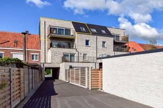 Nieuwbouwresidentie met 10 appartementen gelegen langs de Nieuwpoortsesteenweg, vlakbij het centrum van Gistel alsook bij de nodige winkels, restaurants, openbaar vervoer, … . Dit zeer energiezuinig appartement (83,73 m²) omvat een inkom met apart toilet, lichtrijke leefruimte met open ingerichte keuken, 2 private terrassen, 2 slaapkamers, badkamer met douche, bad en dubbele lavabo, een berging en een bureau. Elk appartement heeft zijn eigen staanplaats. Lift en gemeenschappelijke fietsenberging aanwezig in het gebouw! Beschikbaar vanaf 01/10/2026. Totale maandelijkse huurprijs: €870,00 per maand + €50 syndicuskosten. Vraag nu uw bezoek aan! Ref. MI25154