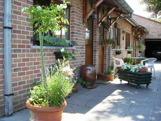 Hotel Elckerlyck biedt een uitzonderlijke opportuniteit voor ondernemers of investeerders die op zoek zijn naar een gevestigde uitbating in hartje Rollegem. Met de jaren uitgebreide hotel‑functie, gecombineerd met ruime commerciële mogelijkheden, is dit pand ideaal voor wie toeristische logies, horeca, of gemengde verhuurschema’s wil realiseren.<br />En dit op een goed bereikbare plek vlakbij alle voorzieningen, uitvalswegen, openbaar vervoer en nabijheid van Kortrijk. .<br />Indeling van het pand: groot zonnig terras.<br />Het gelijkvloers omvat een ruim café met bar, sanitaire voorzieningen, een ingerichte keuken, berging, veranda met bijkeuken en een kelderruimte met technische installaties.<br />Op de eerste verdieping bevinden zich vier ruime kamers en een badkamer. Via een uitschuifbare trap is er toegang tot de zolder, die extra mogelijkheden biedt (berging of uitbreiding).<br />Aan de achterzijde van het pand bevinden zich zes grote kamers, ideaal voor logies of verhuur, gelegen aan een verharde koer met prachtig, landelijk uitzicht op het omliggende groen.<br />De verkoper huurt momenteel een aangrenzend perceel dat dienstdoet als tuin. Deze grond is eigendom van de landbouwer, die via een uitweg over dit terrein toegang heeft tot zijn grond.<br />In alle rust achteraan is het hotel bestaande uit zes ruime hotelkamers, een garage en een zolderruimte op de verdieping, waar de 2 omvormers van de 24 zonnepanelen(+3panelen voor de zonneboiler) hangen. Er is een afzonderlijke bergruimte met een condensatieketel voor de CV en het warme water. Hier is er een grote zonneboiler van 250 l en een elektrische pomp voor de regenputten. Er is aansluiting op stadswater, gas, elektriciteit, TV-distributie, riolering en internet. In het handelspand is er een pelletkachel en gasconvectoren. Er zijn 2 regenputten van 5000 l elk, een boorput & 1 steenput.<br />Vergunningshistoriek:<br />Hoofdfunctie wonen / logies met café/nevenbestemming (± 46 m²) vanaf 1967;<br />In 1999 verbouwde magazijn achteraan tot weekendverblijf met 4 kamers + berging;<br />In 2008 2 toegevoegde hotelkamers in magazijngedeelte;<br />2009 goedkeurend milieu‑ en exploitatievergunning voor hotelactiviteiten.<br /><br />Voor een bezoekje ter plaatse kan u vrijblijvend contact opnemen met maggie@vastgoednorman.be of 0479402404.