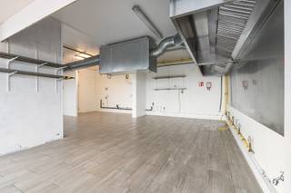 Unieke opportuniteit op de Zeedijk van Oostende! Dit te renoveren handelspand met een bruikbare oppervlakte van 345 m³ biedt tal van mogelijkheden voor ondernemers en investeerders. Gelegen op een absolute toplocatie, vlak aan zee en met zicht op de promenade, geniet u hier van een constante passage van zowel toeristen als lokale bewoners. Het pand is geschikt voor alle doeleinden: horeca, detailhandel, kantoor of vrij beroep. Dankzij de royale oppervlakte kan het pand volledig worden ingericht naar eigen wens en aangepast aan de noden van uw activiteit. De hoge zichtbaarheid en centrale ligging maken dit een ideale uitvalsbasis om een zaak met toekomst uit te bouwen. Dit is dé kans om uw ondernemersdroom waar te maken op een van de meest gegeerde locaties aan de Belgische kust. Een renovatie biedt bovendien de mogelijkheid om dit pand volledig te moderniseren en te transformeren tot een hedendaagse handelsruimte met maximale uitstraling. Mis deze unieke investering niet! Er hoort tevens een garage bij het pand!