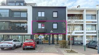 <div>
<article>
<div>
<div>
<div>
<div>
<div>
<div>
<p>Dit gezellige appartement in het centrum van Zolder biedt een ideale combinatie van comfort, ligging en praktische indeling. Met twee volwaardige slaapkamers is het perfect voor een koppel, of klein gezin. De slaapkamers zijn afgewerkt met een warme, houten vloer die zorgt voor een huiselijke sfeer, terwijl de leefruimtes voorzien zijn van onderhoudsvriendelijke tegels.</p>
<p>De lichtrijke leefruimte sluit mooi aan op de volledig geïnstalleerde keuken, waar je alle nodige toestellen vindt om vlot te koken en te genieten. Aan de voorkant van het appartement bevindt zich een balkon, ideaal om even buiten te zitten en de omgeving te beleven, terwijl je aan de achterkant kan ontspannen op het rustige terras.</p>
<p>De badkamer wordt binnenkort vernieuwd waarbij het bad plaatsmaakt voor een moderne douche, wat extra comfort en gebruiksgemak biedt. Daarnaast beschikt het appartement over een handige kelderberging, perfect voor extra opslagruimte.</p>
<p>De ligging is een absolute troef: je woont hier in een aangename en levendige buurt, op wandelafstand van scholen, sportcentra, horeca en openbaar vervoer. Bovendien is het appartement centraal gelegen tussen Zonhoven, Houthalen en Beringen, wat zorgt voor een vlotte bereikbaarheid. Aan de overkant van het gebouw bevindt zich een openbare parking, wat het parkeren bijzonder eenvoudig maakt.</p>
<p>Enkele belangrijke pluspunten op een rij:</p>
<ul>
<li>
<p>centrale ligging in Zolder met goede verbindingen</p>
</li>
<li>
<p>twee slaapkamers met warme houten vloer</p>
</li>
<li>
<p>terras aan de achterkant en balkon aan de voorkant</p>
</li>
<li>
<p>volledig uitgeruste keuken</p>
</li>
<li>
<p>vernieuwde badkamer met moderne douche</p>
</li>
<li>
<p>extra bergruimte dankzij kelder</p>
</li>
<li>
<p>nabij scholen, sportfaciliteiten, winkels en horeca</p>
</li>
<li>
<p>openbare parking vlak voor de deur</p>
</li>
</ul>
<p>Kortom, een instapklaar appartement met veel troeven, ideaal voor wie comfortabel en centraal wil wonen.</p>
</div>
</div>
</div>
</div>
<div></div>
</div>
</div>
</article>
</div>
<div></div>
