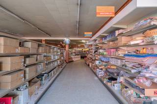 ZWALM - Dit commercieel gebouw met meerdere mogelijkheden is centraal gelegen tussen Zwalm, Oudenaarde en Gavere. Op vlak van bereikbaarheid zijn...