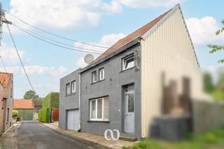 Op zoek naar een rustig gelegen woning met veel ruimte en maar liefst vijf slaapkamers? Dan is deze halfopen bebouwing precies wat je zoekt.<br /><br />Deze woning bevindt zich in het groene Heurne en combineert een rustige ligging met een uitstekende bereikbaarheid. Dankzij de nabijgelegen N60 bereik je vlot Oudenaarde en Gent. Ook voor fietsers is de locatie ideaal: het jaagpad langs de Schelde ligt vlakbij en biedt een aangename verbinding naar de omgeving.<br /><br />Indeling<br />-GLV: Via de ruime inkomhal kom je terecht in de grote leefkeuken. Aansluitend bevindt zich de lichtrijke woonkamer, waar je volop geniet van natuurlijk daglicht. Achter de keuken ligt een zeer ruime berging die momenteel als slaapkamer wordt gebruikt. Verder beschikt het gelijkvloers over een eerste badkamer, een garage en meerdere praktische bergingen in de tuin.<br /><br />-1stV: De nachthal geeft toegang tot vijf volwaardige slaapkamers en een tweede badkamer.<br /><br />-2deV: Via een vaste trap bereik je de ruime zolder, die tal van mogelijkheden biedt voor extra opslagruimte of verdere inrichting.<br /><br />Kortom, deze woning biedt een uitzonderlijke hoeveelheid ruimte op een rustige locatie. Een ideale thuis voor wie comfortabel wil wonen met alle voorzieningen binnen handbereik.<br /><br />Interesse? Plan vandaag nog je bezoek en ontdek zelf alle troeven van deze woning.