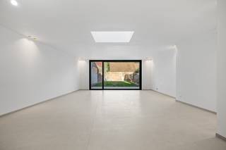 Deze ruime woning met een gunstige EPC-score van 117 kWh/m²/jaar (label B) bevindt zich op een rustige locatie, op wandelafstand van een school en de idyllische oevers van de Schelde. De moderne uitstraling springt meteen in het oog dankzij de combinatie van zwarte aluminium en pvc-ramen met een strakke witte gevelafwerking en een stijlvolle arduinen plint.<br /><br />Binnenin wordt u verwelkomd door een eigentijds interieur met hoogwaardige afwerking: grote rechthoekige vloertegels, hoge plafonds, elegante opdekdeuren en meerdere stalen binnendeuren met glas zorgen voor een open en lichtrijke sfeer. Extra comfort wordt geboden door onder andere een videofoon en subtiele designverlichting.<br />De woning werd grondig vernieuwd en is uitgerust met duurzame technieken zoals een warmtepomp (Viessmann Vitocal 111), ventilatiesysteem type D, 18 cm dakisolatie en 10 cm gevelisolatie.<br />De royale leefruimte baadt in natuurlijk licht dankzij een Velux-koepel met driedubbele beglazing. Via het brede schuifraam heeft u toegang tot het terras en de volledig omheinde tuin met groen uitzicht – een ideale plek om tot rust te komen.<br />De open keuken is een echte blikvanger, met een strak wit composiet werkblad en een centraal eiland. De combinatie van zwarte en witte kastelementen geeft het geheel een moderne toets. De keuken is volledig uitgerust met kwaliteitsvolle toestellen, waaronder een design dampkap, gasfornuis, oven, koelkast, vaatwasser en microgolf.<br />Praktisch comfort vindt u in de extra bergruimte: een kelder, een handige berging onder de metalen trap met houten treden en een aparte wasplaats aansluitend aan de garage.<br />Op de eerste verdieping bevindt zich een ruime badkamer die toegang biedt tot een bijzonder grote master bedroom met parketvloer en hoog plafond, evenals een tweede slaapkamer van meer dan zes meter lang. De badkamer is voorzien van een inloopdouche, dubbel lavabomeubel, hangtoilet en een stijlvolle zwarte radiator.<br />De tweede verdieping herbergt een derde, ruime slaapkamer met een eigen en-suite badkamer, uitgerust met een lavabomeubel, inloopdouche met glazen wand, hangtoilet en sierradiator. Daarnaast is er ook een technische berging aanwezig.