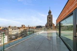 <p>Pal in het centrum van Doornik – Residentie De Lille: een modern kwalitatief nieuwbouwproject met 13 appartementen. <br /><br />Ruim, licht en afgewerkt met duurzame kwaliteitsmaterialen, zuidgerichte terrassen met zicht op de kathedraal. <br />Stijlvolle afwerking en dit op een toplocatie: dé perfecte investering in jouw toekomst.<br /><br />De appartementen zijn voorzien van een moderne look, vloerverwarming, dubbele beglazing en ruime terrassen. Dankzij de centrale ligging vlak bij de markt geniet je van alle voorzieningen binnen handbereik.<br />Mogelijkheid aankopen ondergrondse staanplaatsen en bergingen. <br /><br />Verlaagd btw-tarief van 6% (mits voldoen aan de voorwaarden) mogelijk – een unieke kans om betaalbaar te investeren in kwalitatief wonen!<br /><br />Voor meer informatie en/of bezoekje, contacteer ons op guido@immobeguin.be</p>