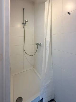 Plan uw bezoek via www.polares.eu<br /><br />Op de eerste verdieping van deze kleinschalige residentie, bereikbaar met de trap, kan je deze studio terugvinden. <br /><br />Bij binnenkomst heb je een hal met apart toilet. Deze brengt je tot het leefgedeelte. Aansluitend kan je de keuken terugvinden, voorzien van vrijstaande koelkast. De badkamer is voorzien van lavabo en douche. <br /><br />Deze studio, dat volledig werd gerenoveerd in 2015, is de ideale uitvalsbasis voor iemand die op zoek is naar een centraal lichtrijk appartement vlakbij alle troeven die Leuven te bieden heeft. <br /><br />De gemeenschappelijke kosten bedragen €120. Deze dienen als voorschot voor de gemeenschappelijke kosten alsook het privatief verbruik van water, elektriciteit en gas. <br /><br />In de gemeenschappelijke kelder kan je indien gewenst nog iets opbergen.