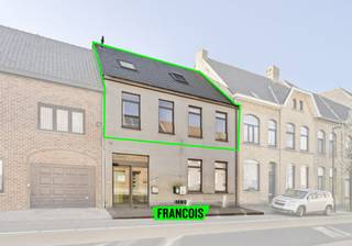 In het centrum van Zonnebeke nabij de A19 en verschillende handelszaken bevindt zich dit pand op een perceel van 549 m². In 2015 werd het gebouw volledig gerenoveerd waardoor het nu bestaat uit een handelsruimte van 82 m² en een duplex appartement van 124 m². <br /><br />Het appartement wordt betreden via een aparte inkomdeur en bestaat uit een centrale gang met berging en toilet, een volledig geïnstalleerde keuken, ruime en lichtrijke eetruimte en een gezellige zithoek. Dankzij de vele ramen geniet het gelijkvloers van veel lichtinval en zicht op de tuin. <br /><br />Op het eerste verdiep bevinden er zich 3 ruime slaapkamers en de badkamer met douche, wastafel en ligbad. <br /><br />Buiten vinden we nog de rustige en privatieve tuin. Dankzij mooie hagen en de oriëntatie kan men volledig tot rust komen in de tuin. <br /><br />Het appartement is onmiddellijk beschikbaar.<br /><br />