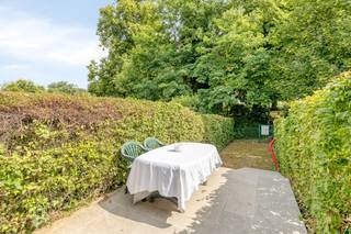 Deze woning ligt op een uiterst gegeerde en stille plek in Brugge, waar rust en een vlotte verbinding perfect samenkomen. Het historische stadscentrum bevindt zich op wandelafstand, en via het private poortje achterin de tuin stapt u zo het wandel- en fietspad langs het water op.<br /><br />Na een grondige en hoogwaardige totaalrenovatie werd het pand met veel oog voor detail afgewerkt. Dankzij het gebruik van duurzame materialen, de royale plafondhoogtes en het comfort van vloerverwarming geniet u hier van een heerlijk woonklimaat.<br /><br />Indeling:<br />Gelijkvloers:<br />- inkom met een afzonderlijk gastentoilet<br />- zonnige, lichtrijke leefruimte<br />- strakke open keuken, volledig uitgerust met een inductiekookplaat met geïntegreerde afzuiging, een vaatwasser, een ruime koelkast en een handige was-droogcombinatie<br /><br />Exterieur:<br />- sfeervolle stadstuin met een private achteruitgang die rechtstreeks aansluit op de groene vesten<br /><br />Eerste verdieping: <br />- slaapkamer met een idyllisch, rustgevend zicht op het omliggende groen<br />- moderne badkamer voorzien van een inloopdouche, een meubel met wastafel en een tweede toilet<br /><br />Zolderverdieping: <br />- volwaardige tweede slaapkamer, vlot bereikbaar via een vaste trap.<br /><br />Een unieke, instapklare opportuniteit op de Brugse woningmarkt. Met een uiterst gunstig energieprestatiecertificaat (label B) bent u bovendien verzekerd van een energiezuinige en toekomstbestendige woning.<br /><br />Er staat een bezoekmoment gepland op vrijdag 18/09. Neem gerust telefonisch contact met ons op om uw afspraak vast te leggen.<br /><br />Bestuursmaatregelen in het maatregelenregister: nee