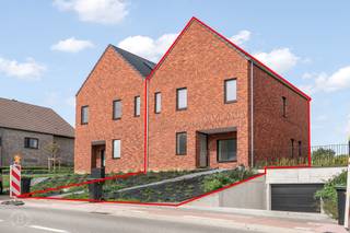 Wij presenteren u deze urban villa in het groene Haasrode: een eigentijdse nieuwbouwwoning waar architectuur en energiezuinig wonen perfect samenkomen. Met een bewoonbare oppervlakte van 270m² biedt deze woning alle ruimte voor hedendaags gezinsleven. Ze werd gebouwd met hoogwaardige materialen en voorzien van duurzame technieken die niet alleen het wooncomfort verhogen, maar ook bijdragen aan een energiezuinige toekomst. Zo beschikt de woning over zonnepanelen, regenwaterrecuperatie en ventilatiesysteem D. De vloerverwarming wordt aangedreven door een geothermische warmtepomp met passieve koeling, waardoor u het hele jaar door geniet van een aangenaam binnenklimaat. Ook buiten is het heerlijk wonen. Vanuit de leefruimte loopt u rechtstreeks naar het privéterras van 21 m² en de tuin van maar liefst 185m². De woning wordt bovendien omringd door een groen parkgebied. Op het gelijkvloers vormen de leef- en woonruimte en de open keuken één harmonieus geheel. De verdiepingen bieden plaats aan vier slaapkamers, een badkamer en een apart toilet. Daarnaast is er een ruime zolderverdieping die u naar eigen behoefte kunt benutten. De woning beschikt over een privékelder met twee autostaanplaatsen in de ondergrondse garage. U kan van deze woning écht uw thuis te maken. Met ruime afwerkingsbudgetten kiest u zelf de materialen en afwerking die aansluiten bij uw persoonlijke stijl en wensen. Kortom: een gloednieuwe urban villa in een groene omgeving. 016 22 82 22 of info@homies.be