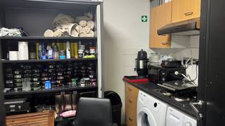 Handelsgelijkvloers (als investering) te koop in de autovrije straat van Diest, Felix Moonsstraat 4.<br /><br />De gelijkvloers heeft een bruikbare oppervlakte van +/- 67m² (bron : epc).<br /><br />De gelijkvloers is ingericht als kapperszaak. Het is de eigenaar van de kapperszaak die zijn eigendom wil verkopen, maar zijn zaak in het pand wil blijven verder uitbaten.<br /> <br />Voorwaarde bij de aankoop : de huidige eigenaar wil een huurovereenkomst afsluiten met de nieuwe eigenaar voor de verdere uitbating van zijn zaak, maw de gelijkvloers wordt verkocht als investering. Verdere details zijn samen met de verkoper te bespreken.<br /><br />EPC : Label B : 283<br /><br />Verkoopprijs : 199.000 €<br /><br />Bijkomende info : 0476/952.716 of dimitri@alvast.be
