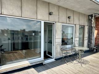 <p>Uniek dakappartement op centrale locatie in de stad, ideaal als eerste stek, als pied-à-terre, of om te verhuren voor korte (airbnb) of lange termijn!</p>
<p>Op de hoogste verdieping ontdekken we deze zonnige woonst. Indeling: inkomhal met vestiairekast, leefruimte met moderne open keuken en aansluitend subliem terras met zicht over de stad , en zelfs een stukje stadspark kan je meepikken! Aparte slaapkamer met ingemaakte kast en aansluitend comfortabele douchekamer. private kelder.</p>
<p>Interesse in een bezoekje? Laat het ons weten! Top mobiscore: vlakbij centrum stad, op 2 stappen van Stadspark, op wandelafstand van Centraal Station.</p>
