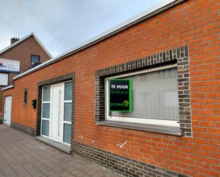 Dit praktisch ingericht gelijkvloers appartement biedt alles wat je nodig hebt:- Woonkamer met open keuken (koelkast, kookfornuis, oven, microgolf).-...