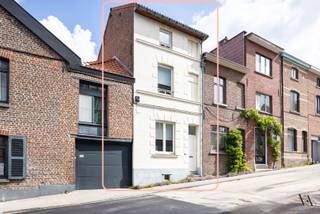 Aan de rand van de Matadi-wijk in Heverlee, net buiten de Leuvense binnenring, bevindt zich deze leuke stadswoning.<br /><br />De woning zelf werd eind jaren '90 helemaal gerenoveerd. Nadien werden sporadisch nog wat renovaties en opfrissingswerken uitgevoerd.<br /><br />Op de gelijkvloerse verdieping bevinden zich een woonkamer, met aansluitend de eetkamer en een ruime open keuken. Achteraan, toegankelijk via een groot raam aan de keuken, bevindt zich een gezellig binnenkoertje.<br /><br />De eerste verdieping is ingericht met een apart toilet, een badkamer met inloopdouche en wastafel en 1 slaapkamer. De tweede verdieping behelst nog 2 slaapkamers.<br /><br />De woning kan nog wat opfrissingen gebruiken, doch heeft geen dringende of verplichte renovaties nodig (EPC D).<br /><br />Contacteer ons voor meer informatie en/of een bezoek ter plaatse.