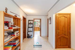 Gelegen op wandel- en fietsafstand van het centrum van Nazareth en nabij scholen en winkels treffen we deze zeer ruime te renoveren bungalow aan...