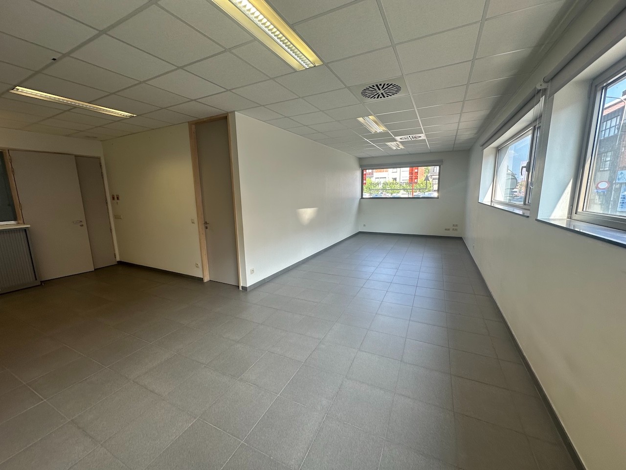 VOLLEDIG VERNIEUWDE en instapklare KANTOORRUIMTE op gelijkvloers (± 55m²) met UITSTRALING op de markt van Knesselare! Ruime parkeergelegenheid langs de openbare weg. - foto 3