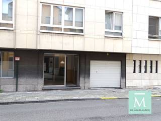<h3><span>Charmant appartement op toplocatie in hartje Mechelen!</span></h3><p><span>Op zoek naar een instapklaar appartement op een centrale locatie? Dan is dit pand zeker een bezoek waard!</span></p><p><span>U betreedt het appartement via een authentieke inkomhal met prachtige zwart-witte tegels, die toegang biedt tot alle ruimtes.</span></p><p><span>De lichtrijke leefruimte geniet van een mooi uitzicht over de Mechelse binnenstad. Aansluitend bevindt zich de recent vernieuwde keuken, die voorzien is van een aanrecht, opbergkasten, spoelbak, kookplaat, dampkap en oven, met behoud van de authentieke tegels.</span></p><p><span>Naast de keuken vindt u een praktische berging met ruimte voor een diepvriezer en aansluitingen voor uw wasmachine en droogkast.</span></p><p><span>Verder beschikt het appartement over een ruime slaapkamer met mooie vloer en een badkamer met inloopdouche, lavabo en toilet.</span></p><p><span>Praktisch:</span><span> individuele tellers voor gas, water en elektriciteit. De verwarming is collectief en wordt afgerekend via calorimeters aan de radiatoren.</span></p><p><span>Wilt u comfortabel wonen in het bruisende centrum van Mechelen? Contacteer ons snel voor een bezoek via 015 20 20 82 of <span>info@demakelaardij.be</span></span><span>!</span></p>