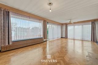 Voor meer info en foto’s, surf naar www.swevers.be – Te midden van het groene Averbode (Scherpenheuvel-Zichem) vind je deze bel-etage woning op een uitzonderlijk perceel van maar liefst ruim 54 are, met extra weide van 30a 90ca (op wandelafstand). De woning uit 1965 biedt 225 m² bewoonbare oppervlakte, verdeeld over twee verdiepingen met drie slaapkamers, één badkamer en een aparte inpandige garage. Hoewel renovatie nodig is, vormt dit huis een solide basis voor wie zijn droomwoning wil creëren op een unieke locatie.<br />De gelijkvloerse verdieping biedt onder andere de centrale trap, en een inpandige garage met ruime berging, apart toilet, en een ruimte vooraan. Op de eerste verdieping vind je een lichtrijke woonkamer van 28 m² met visgraatparket, een gesloten keuken, aparte eetkamer, drie slaapkamers (13 m², 13 m², 6 m²) en een eenvoudige badkamer. <br />Het zuidgerichte perceel is ideaal voor tuinliefhebbers, dierenhouders of agrarische invulling, met vergunde paardenstal en schutstal. De woning ligt rustig, op 300 m van openbaar vervoer en 10 km van de snelweg. Voor meer informatie, bel 011 255 155. Bron bewoonbare oppervlakte: EPC – verslag. Dit pand is onderworpen aan de renovatieverplichting van de Vlaamse overheid voor residentiële gebouwen (behoudens bij sloop binnen 5 jaar na de aankoop). Consulteer voor meer informatie de website van het Vlaams Energie- en Klimaatagentschap via https://www.vlaanderen.be/een-huis-of-appartement-kopen/renovatieverplichting-voor-residentiele-gebouwen.