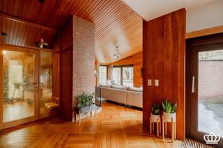 <p><span>Prachtig in het groen gelegen gelijkvloerse woning uit de jaren 70 met o.a. leefruimte, ingerichte leefkeuken, berging, 4 slaapkamers, ingerichte badkamer op een omheind perceel van 2.992m²!</span></p><p><span> </span></p><p><span>INDELING</span></p><p><span> </span></p><p><span>Gelijkvloers:</span></p><p><span>Inkomhal op parket met vestiaireruimte, gastentoilet met handenwasser.  D.m.v. glazen deur toegang tot de leefruimte op visgraatparket, deze is onderverdeeld in zitgedeelte met houtkachel en eetgedeelte.  Deze ruimte geniet veel lichtinval door de grote raampartijen die uitgeven op de tuin.  Ingerichte leefkeuken op retro tegels.  voorzien van combi oven, koelkast, aparte vriezer, inductiekookplaat, dampkap en dubbele wasbak.  Aansluitend bijkeuken met spoelbak en buitendeur.  Nachthal met ingemaakte kasten geeft uit op 4 slaapkamers met ingemaakte kasten. </span></p><p><span> </span></p><p><span>Kelder:</span></p><p><span>Vanuit de bijkeuken toegang tot de zeer ruime kelderruimte met uitbreidingsmogelijkheden, dubbel inpandige garage en wasplaats met voorziening wasmachine en droogkast.</span></p><p><span> </span></p><p><span>Tuin:</span></p><p><span>Ruime oprijlaan met mogelijkheid voor het parkeren van 4 wagens.  Ruime parktuin met 2 aangelegde terrassen en zicht op landerijen.</span></p><p><span> </span></p><p><span>Bijzonderheden:</span></p><p><span>Rustig gelegen in het groen </span></p><p><span>Rolluiken</span></p><p><span>Elektriciteit conform </span></p><p><span>Goed onderhouden</span></p><p><span> </span></p>