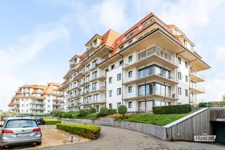 Instapklaar appartement met 1 slaapkamer en prachtig open zicht op het Maritiem Park<br /><br />Op een uitstekende ligging aan de Albert I-laan in Nieuwpoort vinden we dit instapklare appartement met één slaapkamer, voorzien van een aangenaam terras met een mooi en open zicht op het Maritiem Park.<br /><br />Het appartement beschikt over een praktische en aangename indeling, met inbouwkasten op verschillende plaatsen, waardoor er heel wat bergruimte aanwezig is. Dankzij de verzorgde staat is het appartement zonder verdere werken te betrekken.<br /><br />Een extra troef is de aanwezigheid van een fietsenberging en maar liefst twee privatieve kelders, ideaal voor extra opslagruimte.<br /><br />Een ideaal appartement als vaste woonst, tweede verblijf of interessante investering aan de Belgische kust.<br /><br />Contacteer ons gerust voor meer informatie of een bezoek ter plaatse.<br /><br />