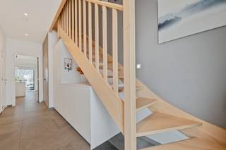 <strong>Recent (2020) praktisch </strong>zeer aangenaam SCHITTEREND appartement met twee terrassen, gelegen op de 1ste verdieping van een gebouw met lift.<strong>inclusief GARAGE</strong> <br />Via de inkomhal met ingemaakte kasten — waarvan één uitzonderlijk ruim en diep — kom je binnen in de knusse, gezellige leefruimte. Deze staat in directe verbinding met het ruime terras met open uitzicht, <br />De moderne, volledig ingerichte keuken is een echte eyecatcher: uitgerust met een stijlvol kookeiland en een brede wand met extra hoge ingemaakte kasten. Aansluitend bevindt zich een handige berging/wasplaats.<br />Op deze verdieping is er ook een eerste slaapkamer voorzien.<br />Een mooie trap brengt je naar de nachthal met ingemaakte kast. Hier bevindt zich een zeer ruime slaapkamer met ingebouwde kasten en airco, en een strakke, hedendaagse badkamer uitgerust met een strak badmeubel en een comfortabele inloopdouche.<br /><strong>kers op de taar</strong>t Zonnepanelen ! elek bediende rolluiken <br />EPC 42 !!!<br />