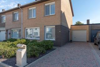 <strong>Gunstig gelegen instapklare woning met 2-3 slpks en garage</strong><br /><br /><strong>Rustig en kindvriendelijk gelegen</strong> op fietsafstand van scholen, winkels en openbaar vervoer. Met een vlotte bereikbaarheid naar de autostrade E34 Antwerpen - Eindhoven.<br /><br />Deze <strong>instapklare woning </strong>werd steeds zeer goed onderhouden en bestaat uit een inkomhal, aangename leefruimte op tegelvloer, een volledig ingerichte keuken met kookvuur, dampkap, koelkast en oven, marmeren blad en bijhorende grote tafel.<br /><br />Verder op het gelijkvloers een ingerichte badkamer met bad en douche, wastafel en toilet. Een hele gezellige en lichte tuinkamer/veranda met automatische zonnescreen waar het aangenaam vertoeven is. Deze geeft toegang naar de ruime inpandige garage met automatische poort.<br /><br />Op de eerste verdieping treffen we 2 slaapkamers en een derde die momenteel werd ingericht als dressing.<br /><br />Verder een aangename en onderhoudsvriendelijke tuin met zonnig terras en tuinhuisje op het zuidoosten en oprit voor 2 wagens<br /><br />Renovatieplicht van toepassing! F label<br /><br /><strong>Bijzonderheden:<br /></strong>-Instapklaar!<br />-Gunstige ligging<br />-Instapklaar<br />-Rolluiken<br />-Zeer goed onderhouden<br />-Asbestveilig