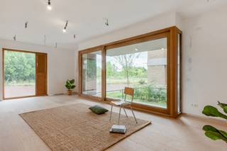 <p><strong>Paradijselijk drieslaapkamerappartement in Wilrijk<br />Welkom in de Tuinen van Eden, een plek in Wilrijk waar je meteen weet: hier is het goed. Hier woon je in het groen, op een rustige en goed bereikbare plek, waar buurtgevoel en comfort hand in hand gaan. Of je nu op zoek bent naar je eerste échte thuis, een nieuw begin of gewoon wat meer ademruimte: Meibeemd 5 is er eentje om te koesteren.</strong></p>
<p><strong>Wat dit project écht bijzonder maakt? Het duurzame karakter. Dankzij een slim geothermisch warmtenet ben je voor 80% onafhankelijk van het klassieke energienet: goed voor het klimaat én je energiefactuur. Tel daar nog eens een uitstekende ligging bij: op fietsafstand van het centrum, vlakbij openbaar vervoer en grote invalswegen - en je begrijpt meteen waarom dit nieuwbouwproject zoveel potentieel heeft. Een frisse start op een plek waar alles samenkomt. Eden ligt dichterbij dan je denkt…</strong></p>
<p><strong>Inkomhal en ruime living</strong><br />Wandel binnen in je gloednieuwe thuis en ruik het potentieel. Hier is alles nog blanco: muren die wachten op jouw kleur, ruimtes die smeken om jouw meubels: alles vraagt om jouw verhaal. De grote raampartijen zorgen voor een constante stroom daglicht - en die vloerverwarming onder je voeten? Pure luxe.</p>
<p><strong>Tuin én terras</strong><br />Vanuit je living wandel je zo je privé-paradijs in. Een ruim terras met aansluitend een mooie tuin op het zuiden, waar je straks je eerste lenteaperitief schenkt, je zomerbarbecue organiseert of simpelweg met je blote voeten in het gras zit. Buitenruimte zoals je ze maar zelden vindt in een stad zo dicht bij alles.</p>
<p><strong>Geïnstalleerde keuken met zicht op ‘t groen</strong><br />De keuken kijkt uit op de tuin, wat betekent: koken met zicht op rust. Volledig zen, natuurlijk. En dat uitzicht? Daar ga je geen genoeg van krijgen.</p>
<p><strong>Drie slaapkamers</strong><br />Drie kamers die je alle vrijheid geven: een slaapkamer, een bureau, een kinderkamer, een dressing - of allemaal tegelijk. Hier heb je de ruimte om te leven én te groeien.</p>
<p><strong>Badkamer met schitterend ligbad</strong><br />Een badkamer met een statement. Denk: ligbad waarin je alles loslaat, een aparte douche voor de drukke ochtenden, en een apart toilet - altijd handig, altijd welkom.</p>
<p><strong>Handig om weten</strong><br />Je krijgt er nog wat praktische troeven bovenop: ondergrondse berging, ventilatiesysteem, vliegenramen, vijf zonnepanelen én een warmtepomp. Je koopt dit pareltje onder het BTW-stelsel van 21%, dus alles is kraaknet en gloednieuw. Dit is geen appartement. Dit is een nieuwe start. PS: je kan een autostaanplaats aankopen voor €20.000!</p>
<p><strong>Meer weten? <u>Info@ugly.be</u></strong></p>