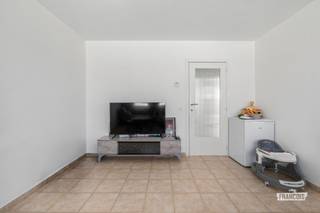 In de Guido Gezellestraat 30 te Oostende, in de gegeerde wijk Conterdam, bevindt zich dit instapklare en volledig gerenoveerde appartement met 2 slaapkamers, terras én een extra mansardekamer. Bovendien is het appartement reeds verhuurd, wat dit pand meteen extra interessant maakt voor wie op zoek is naar een investering met onmiddellijk rendement. 💼✨<br /><br />Het appartement maakt deel uit van een kleinschalig gebouw zonder syndicus, wat een belangrijk voordeel biedt op vlak van beheer en kosten. Bovendien zijn er geen syndicale lasten, wat dit eigendom bijzonder aantrekkelijk maakt voor investeerders én eigenaars-bewoners op termijn. 💡<br /><br />Ongeveer drie jaar geleden werd het appartement volledig gerenoveerd, waardoor u vandaag geniet van een hedendaagse afwerking en modern wooncomfort. De indeling is logisch en functioneel opgevat. Via de inkomhal bereikt u de verschillende ruimtes van het appartement. Er is een badkamer, twee slaapkamers met rechtstreekse toegang tot het terras en een aangename open leefruimte met een vernieuwde open keuken – een lichtrijke en gezellige leefomgeving. 🍽️🛋️<br /><br />Een bijkomende troef is de volwaardige mansardekamer op de bovenverdieping, die inbegrepen is bij het appartement. Deze extra ruimte kan perfect dienst doen als hobbykamer, bureau, logeerkamer of bijkomende bergruimte. 🏠<br /><br />Kortom, dit appartement combineert een gunstige ligging in Conterdam, een recente totaalrenovatie, geen syndicale kosten, een extra polyvalente ruimte én het voordeel van een lopende verhuur. Een interessante opportuniteit voor wie op zoek is naar een zorgeloze investering of een eigendom met potentieel voor de toekomst. 🌟<br /><br />
