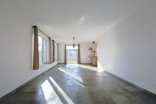 Verkoop onder btw-stelsel 21%<br /><br />Ontdek deze hedendaagse en energiezuinige nieuwbouwwoning (bouwjaar 2024) in het charmante Oosterzele. De woning is rustig gelegen in een doodlopende straat, op korte afstand van het centrum, en combineert modern wooncomfort met een uitstekende energieprestatie.<br />Met een bewoonbare oppervlakte van 199 m² biedt deze woning veel ruimte en licht. Via de inkomhal komt u in de lichtrijke leefruimte met grote raampartijen die zorgen voor een aangename, open sfeer. De woonkamer sluit naadloos aan op de volledig ingerichte open keuken. Aansluitend bevindt zich een praktische berging.<br />Op de eerste verdieping zijn er drie volwaardige slaapkamers en een moderne badkamer met inloopdouche en apart toilet. De zolder is bereikbaar via een vaste trap en biedt de mogelijkheid om nog twee extra slaapkamers, een bureau of hobbyruimte te creëren.<br />Achteraan bevindt zich een zonnige zuidwestgerichte tuin waar u in alle rust van de zon kunt genieten. De tuin grenst aan een achterliggend voetpad, wat zorgt voor extra privacy en een praktische toegang.<br />De woning werd gebouwd met bijzondere aandacht voor energiezuinigheid en is uitgerust met zonnepanelen, een warmtepomp met vloerverwarming en dubbele beglazing. Dit resulteert in een zeer gunstig E-peil van E3 en energielabel A.<br /><br />Perceeloppervlak: 238m²<br />Bruikbare vloeroppervlakte volgens EPB: 199m²<br /><br />EPB: E3, energielabel A<br />Stedenbouwkundige inlichtingen: Bouw vergund, geen rechterlijke herstelmaatregel of bestuurlijke maatregel opgelegd, geen voorkooprecht, woongebied, geen verkavelingsvergunning.<br />Keuring elektriciteit is CONFORM A.R.E.I. (algemeen reglement elektrische installaties.)<br /><br />Geen overstromingsgevoelig gebied: P-score A, G-score A<br /><br />Contacteer <strong>Simon Van Innis</strong> voor bijkomende inlichtingen of een vrijblijvend plaatsbezoek via <strong>0479 05 31 59</strong> of via <strong>simon@ocvastgoed.be</strong><br /> 