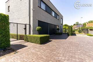 <p><span>A home doesn’t have to dictate how you live. </span><strong><span>Doorslaardam 37B, on the contrary, offers the space to grow along with your family and your living needs.</span></strong><span> With a complete living area on the ground floor and an abundance of living space upstairs, this is a home for those seeking space, privacy, and flexibility. Whether you have a large family, older children, work from home, entertain guests, or have multiple generations living under one roof—there’s room for it all here.</span></p> <p><strong><span>Full-fledged living on the</span></strong><span>ground floor<br />The wheelchair-accessible ground floor features a living room of approx. 27 m², a spacious kitchen of approx. 16.7 m², a bedroom of approx. 15.1 m², a bathroom, a separate toilet, and a storage room. There is also a spacious indoor garage of approximately 37 m².</span></p> <p><strong><span>An upper level with surprisingly many</span></strong><span>possibilities<br />Upstairs, there is another living room of approximately 28 m² with its own kitchen. There is also a spacious bedroom with a walk-in closet, a guest room, a bathroom, a separate toilet, an office, and a storage room.</span></p> <p><span>For a family, this means much more than a traditional bedroom floor: think of extra sleeping or play space, a TV or game room, a home office, or a private area for older children. Multiple generations can also live here comfortably together while maintaining their privacy.</span></p> <p><span>The floor also features a </span><strong><span>southwest-facing roof terrace of approximately 25 m</span></strong><span>².</span></p> <p><strong><span>Comfort and</span></strong><span>Technology<br />Built in 2014, the home features </span><strong><span>18 solar panels paired with an 11.04 kWh BYD home battery</span></strong><span>. All living areas and bedrooms are equipped with air conditioning. A home automation system controls the lighting and electric screens, among other things. Additionally, there is underfloor heating and radiators, and the electrical installation complies with regulations.</span></p> <p><span>Outside, a spacious </span><strong><span>southwest-facing garden</span></strong><span>awaits </span><span> on a lot of 1,056 m². The property has space for approximately 6 to 8 cars. P-score A and G-score A.</span></p> <p><span>What sets this home apart is, above all, the flexibility of its layout: spacious living for the whole family today, more independence for growing children tomorrow, or comfortable single-story living later on.</span></p> <p><strong><span>The possibilities truly become clear during a visit. Discover for yourself which layout best suits your lifestyle.</span></strong></p>