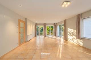 Maak kennis met dit unieke hoekappartement gelegen op de eerste verdieping van een klassevolle residentie (bouwjaar 2003) palend aan de Brugse Vesten en met uitzonderlijk open zicht en discretie. <br />De locatie is subliem gelegen pal in het centrum, maar toch vlot bereikbaar met de wagen en dichtbij de invalswegen (expressbaan, E40...). <br /><br />Het hoekaspect in de leefruimte van dit appartement is uniek, vanuit deze eerste verdieping is het contact met de omliggende natuur fenomenaal. <br /><br />De indeling werd uiterst rationeel doordacht: inkomhal met gastentoilet, praktische berging/wasplaats met op maat gemaakte kasten, riante leefruimte (zithoek en eetplaats), halfopen keuken, 2 volwaardige slaapkamers die eveneens voorzien zijn van ingemaakte kasten, badkamer en een terras aan de achterzijde van het gebouw die volledig zuidgericht is. <br /><br />Tevens is er de mogelijkheid tot aankoop van een ondergrondse parkeerplaats voor € 40.000, - <br /><br />Contacteer ons snel voor een bezoek aan dit unieke appartement via info@delbecque.immo of 050 45 03 45