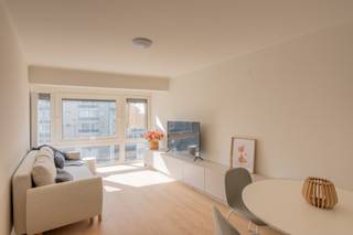 Mooi vernieuwde studio met een sublieme oriëntatie richting het zuiden. Naast de zon kunt u ook genieten van mooie open zichten vanuit de leefruimte.<br /><br />Deze studio bevindt zich net achter de Zeedijk. De inkom van het gebouw bevindt zich op de Zeedijk waardoor u bij het buitenwandelen meteen kunt genieten van de zee.<br />Een leuke combinatie van zon en zee op één plaats.<br /><br />De studio werd recent volledig vernieuwd en is vrij bij akte.<br />Zo kunt u op korte termijn genieten van uw eigen stek aan zee, of genieten van de opbrengsten van deze interessante investering.<br /><br />Indeling: inkom, een mooie open keuken met een eetplaats die voorzien is van een moderne zitbank, een knusse tv-ruimte met open zichten naar buiten en als laatste nog een badkamer met inloopdouche & toilet.<br /><br />Bezoeken of meer informatie?<br />Contacteer Sacha Vanrafelghem op GSM 0487/43.79.10.