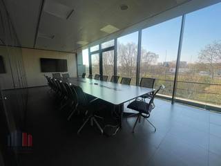 Exceptionally well-located 30 m² office for rent, offering excellent visibility from the R0 in Brussels.The office is part of a business complex...