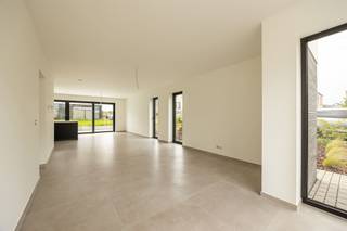 <p><span>Aan de rand van Wespelaar-dorp ligt deze nagelnieuwe halfopen bebouwing (BEN-woning) met 4 kamer, een volledig aangelegde tuin, inclusief haagbeuk, grassen, opritten, terras en zwarte draadafsluiting. Rust en voldoende parkeerplaatsen naast het perceel, worden hier gekoppeld aan een hedendaags uitzicht met gelijmde betonstenen, witte sierpleister en zwarte alu-ramen, plus een carport met geïntegreerde verlichting. In de ruime inkom valt, naast de ingemaakte kasten, de betontrap op, die is bekleed met dezelfde tegels als het gelijkvloers. De leefruimte met open keuken (eiland) is in L-vorm voorzien, zodat de tuin van overal goed zichtbaar is, door de kamerbrede schuiframen. De greeploze keuken met betonlook werkblad, omvat volgende apparaten: kookplaat met geïntegreerde afzuiging, oven, koelkast en freezer. Afgezien van de technische berging met warmtepomp en ventilatie D, ligt naast de keuken nog een handige wasplaats. In de badkamer is plaats voor een dubbel meubel met zwarte accenten en houten fronten; kolomkasten; een inloopdouche met glazen wand, nis en regendouche. De hangtoiletten met handwasbakje werden apart ondergebracht. De Bijna Energieneutrale Woning beschikt over algemene vloerverwarming, dikke isolatielagen (vloer, muur en dak), plus 9 zonnepanelen. Let op de goede plafondhoogte en de kwalitatieve binnendeuren met verborgen scharnieren.</span></p>