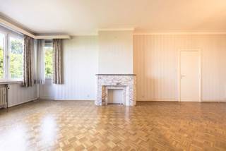 <p>VORST – Dit doorlopende appartement van ± 108 m² (EPB) ligt op de 4e verdieping van een gebouw aan de Avenue du Domaine 173 en biedt ruime kamers en uitstekende renovatiemogelijkheden.</p>
<p>Dankzij de doorlopende indeling van oost naar west geniet het appartement de hele dag door van een aangename lichtinval.</p>
<p>Het appartement moet volledig worden gerenoveerd en biedt daarmee de mogelijkheid om de ruimtes en afwerkingen geheel naar eigen wens in te richten. Een belangrijk pluspunt: de elektrische installatie voldoet aan de voorschriften. EPC D+</p>
<p><u>4e verdieping rechts</u>: Appartement type D4</p>
<ul>
<li>Entreehal met gepantserde deur</li>
<li>Keuken die kan worden opengebroken naar de woonkamer</li>
<li>Woonkamer ± 40 m²</li>
<li>Terras ± 4 m²</li>
<li>Badkamer met aansluiting voor wasruimte</li>
<li>Toilet</li>
<li>Slaapkamer van ± 17 m²</li>
<li>Slaapkamer van ± 14 m²</li>
</ul>
<p>2 kelders: 1 kelder met de aanduiding „D4“ en 1 extra berging nr. 9 op de begane grond</p>