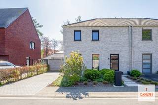 Deze recente woning (2020) met drie slaapkamers is gelegen op het einde van een doodlopende straat in een nieuwe en rustige woonwijk vlakbij...