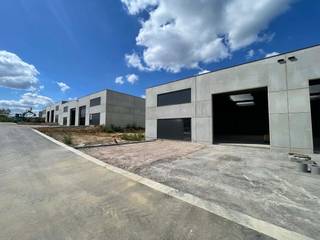 <p>UITZONDERLIJKE VOORWAARDEN!</p><p>Profiteer tijdelijk van uitzonderlijke voorwaarden op de beschikbare KMO-units in Business Park Aero. Een mooie kans om je onderneming te vestigen op een strategische locatie vlak bij de luchthaven van Charleroi.</p><p>KOM LANGS TIJDENS ONZE KOMENDE OPENDEURDAGEN<br />Meer info &amp; data via zabra.be/aero</p><p>Deze ruime KMO-unit van 325 m² ligt in het dynamische Business Park Aero in Charleroi. Dankzij de nabijheid van de E420 en N568 geniet je van een uitstekende bereikbaarheid. De unit biedt verschillende indelingsmogelijkheden en is geschikt voor uiteenlopende KMO-activiteiten.</p><p>Dit mag je verwachten:<br />✅ 325 m² bedrijfsruimte;<br />✅ Strategische ligging vlak bij de luchthaven van Charleroi;<br />✅ Vlotte bereikbaarheid via de E420 en N568;<br />✅ Verschillende indelingsmogelijkheden;<br />✅ Combineerbaar met andere units;<br />✅ Geschikt voor diverse KMO-activiteiten.</p><p>Interesse of een bezoek plannen?<br />Contacteer ons via 📞 +32 472 89 60 18.</p>