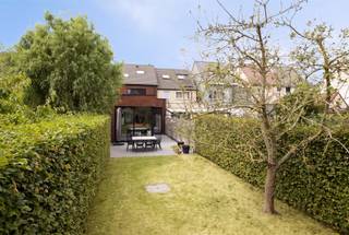 <p>BEZOEKDAG 13 AUGUSTUS 2026 - enkel op afspraak<br />Deze modern gerenoveerde woning, met gunstig EPC A(!), heeft 3 slaapkamers en is bijzonder rustig gelegen in deze eenrichtingstraat nabij centrum Melle.<br />Vooraan de woning is er mogelijkheid om 1 wagen op het perceel voor de woning te parkeren of een voortuin aan te leggen.</p><p>Op het gelijkvloers heeft de woning een inkomhal (met apart toilet) die toegang geeft naar de wasplaats (incl. fietsenberging) en de achterliggende zeer lichtrijke leefruimte. In de leefruimte vinden we centraal de open geïnstalleerde keuken (incl. vaatwasser - kookplaat - dampkap - oven en microgolfoven). Aansluitend bij de keuken is er een ruime berging. Door de grote ramen in de achtergevel loopt de leefruimte vloeiend voort in het terras met aansluitend de Oost georiënteerde tuin. Op de eerste verdieping vinden we 2 slaapkamers en een douchekamer met toilet. Op de bovenste bouwlaag bevindt zich de masterbedroom met een ensuite ligbad.</p><p>Deze woning werd doordacht gerenoveerd in 2017 met oog voor moderne woonnormen en toekomstgerichte energiezuinigheid. Praktische details, zoals de aparte fietstoegang, tonen aan dat er ook aan hedendaags wooncomfort gedacht is. Het centrum en het station van Melle zijn op wandelafstand. Op amper 25min fietsen van centrum Gent.</p><p>EPC A(!)<br />Elektriciteit conform<br />1 parkeerplaats<br />12 zonnepanelen<br />Verwarming CV gas<br />Hoogrendementsglas<br />Instapklaar met ruimte voor persoonlijke kleuraccenten</p><p>Kortom, deze doordachte totaal gerenoveerde woning is klaar voor de toekomst. Kom je deze woning graag ontdekken? Aarzel niet om ons te contacteren via 0479/ 46. 26. 52.</p>