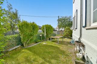 In een rustige en residentiële omgeving bevindt zich dit bijzonder ruime en instapklare gelijkvloerse appartement met een bewoonbare oppervlakte van 105 m². Dankzij de privatieve toegang geniet u hier van een uitzonderlijk gevoel van privacy en comfort, terwijl de ligging op korte afstand van de zeedijk zorgt voor een ideale combinatie van rust en kustbeleving.<br /><br />Bij het betreden van het appartement komt u terecht in een verzorgde inkomhal die toegang geeft tot de verschillende leefruimtes. De royale woonkamer baadt in het natuurlijke licht en biedt tal van indelingsmogelijkheden. Een geïntegreerd logeerbed zorgt bovendien voor extra flexibiliteit wanneer familie of vrienden op bezoek komen. Aansluitend bevindt zich de volledig uitgeruste keuken, voorzien van alle hedendaags comfort. Het appartement beschikt over een ruime slaapkamer, een afzonderlijk toilet en een moderne badkamer met inloopdouche en lavabo. Een absolute meerwaarde vormen het ruime, zongerichte terras en het privatieve tuintje waar u in alle rust kunt genieten van het buitenleven. Ook op praktisch vlak scoort dit appartement bijzonder sterk. De volledig privatieve kelderverdieping omvat een ruime garage, een afzonderlijke wasberging en meerdere bergplaatsen. Hierdoor beschikt u over uitzonderlijk veel opslagruimte, een zeldzaamheid voor een appartement.<br />Interesse? Contacteer ons vandaag nog voor meer informatie of een bezoek ter plaatse.<br /><br />EPC: 397 kWh/m² - UC: 3686972 ~ Vg, Wg, Gvkr, Gvv, Gmo ~ Ref. MI24484