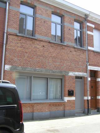 Instapklare rijwoning in het centrum van Turnhout met tuin. Op wandel afstand van de markt, het stadspark, scholen en winkels.Je komt binnen in de...