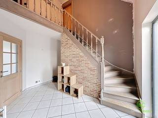 <p><span>Aan de Truiense stadsrand vinden we deze zeer ruime gezinswoning op een aangenaam perceel van 8a 14ca.</span></p><p><span>Op wandelafstand bevindt er zich een kleuter- en basisschool, maar het centrum van Sint-Truiden is ook zeer gemakkelijk te bereiken op slechts 5 minuutjes met de fiets. </span></p><p><span>De oprit van de E314 richting Luik, Leuven en Brussel ligt op 15 minuten rijden. </span></p><p><span> </span></p><p><span>De woning werd midden jaren ’90 gebouwd en steeds zeer goed onderhouden. </span></p><p><span>Enkele jaren geleden werd de aardgasketel vervangen (2017), werd er een zonnepaneleninstallatie van 6400Wp geïnstalleerd (2022) en werd er een volledige airco-installatie voorzien (2025). Hierdoor heeft de woning een prachtig EPC A-label en is ze volledig klaar voor de toekomst. </span></p><p><span> </span></p><p><span>Op straatniveau bevindt zich de inpandige garage met achtergelegen berging en de wasplaats. </span></p><p><span>Op tuinniveau vinden we aan de straatkant de centrale inkomhal, voorzien van een gastentoilet en de toegang tot de twee eerste slaapkamers op deze verdieping, alsook de eetkamer. Deze werd aan de straatzijde ondergebracht waardoor de woonkamer een aangenaam zicht heeft op het terras en de tuin. Zowel via het schuifraam in de woonkamer als dat in de keuken is er toegang tot de tuin. De aparte keuken beschikt over een ziteiland, een heteluchtoven, microgolfoven, vaatwasser en inductievuur. </span></p><p><span>De slaapkamers op deze verdieping kunnen ook ingericht worden als bureau voor een vrij beroep of als home-office. </span></p><p><span>De bovenverdieping herbergt nog drie extra ruime slaapkamers en de badkamer. Deze vernieuwde badkamer is uitgerust met een toilet, inloopdouche, ligbad en meubel met lavabo. </span></p><p><span>De zolder is bereikbaar via een luikje en biedt nog extra opbergruimte. </span></p><p><span> </span></p><p><span>De tuin is volledig omheind en beschikt over een tuinhuisje en een ruime terras waar op alle momenten van de dag de zon beschikbaar is. </span></p><p><span> </span></p><p><span>Pluspunten:</span></p><p><span>- EPC A</span></p><p><span>- 5 slaapkamers</span></p><p><span>- onderkelderd</span></p><p><span>- volledig instapklaar</span></p><p><span> </span></p><p><span>De vermelde bewoonbare oppervlakte is de netto-oppervlakte van de woning met uitzondering van de zolder en bijgebouwen.</span></p>