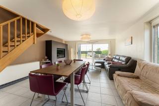 <p>Te koop: ruime vakantiewoning in het vakantiepark &quot;Princess Garden II&quot;, gelegen aan de Westendelaan.</p>
<p><br /> </p>
<p>Deze instapklare vakantiewoning biedt een praktische indeling en een uitstekende ligging dankzij de vlotte bereikbaarheid via de invalsweg naar zowel Westende-drop als Middelkerke. ideaal voor wie op zoek is naar comfort en een zorgeloze tweede verblijfplaats aan de kust. Met een bewoonbare oppervlakte van 69 m², een zonnig terras van 39 m² en een inbegrepen staanplaats geniet je hier van alle ruimte om optimaal te ontspannen. Bovendien is de woning zongericht, waardoor je de hele dag door van de zon kunt genieten.</p>
<p><br /> </p>
<p><strong>Belangrijkste ruimtes:</strong><br />• Woonkamer met natuurlijke lichtinval.<br />• Functionele keuken met basisvoorzieningen.<br />• Drie slaapkamers, ideaal voor vakantiegangers.<br />• Badkamer met praktische indeling.<br />• Ruim, zongericht terras van 39 m², ideaal om de hele dag buiten te genieten.</p>
<p><br /> </p>
<p><strong>Troeven:</strong><br />• Inclusief private staanplaats voor de deur.<br />• Instapklaar en geschikt als tweede verblijf of vakantieverhuur.<br />• Heel de dag genieten van de zon.</p>
<p><br /> </p>
<p>Neem vandaag nog contact op met je ERA-makelaar voor een bezoek.</p>
<p><br /> </p>
<p><strong>JOUW DROOMHUIS. ZO GEVONDEN!</strong></p>