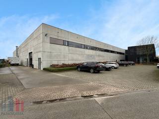 Strategisch gelegen bedrijfsgebouw bestaande uit een magazijnruimte van 1.686 m² met 288 m² kantoor te huur op amper 900 m van de R4. De site...
