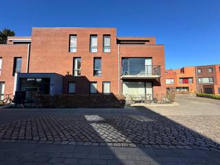 Dit prachtig appartement in hedendaagse stijl situeert zich vlakbij het centrum van Borsbeek.Dit appartement is gelegen op de gelijkvloerse...