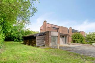 Bent u op zoek naar een woning met tal van mogelijkheden, gelegen op een uitzonderlijke locatie? Dan is deze charmante woning in Heverlee absoluut een bezoek waard.<br /><br />De woning bevindt zich in een rustige, doodlopende straat en is de laatste woning van de straat, wat zorgt voor extra privacy en een aangename woonomgeving. Naast de woning ligt natuurgebied, ideaal voor wie houdt van rust en groen. Tegelijk geniet u van een uiterst centrale ligging, vlakbij Imec, Gasthuisberg, scholen, openbaar vervoer en belangrijke invalswegen.<br /><br />Bij het betreden van de woning komt u in de inkomhal met apart toilet. De lichtrijke leefruimte sluit aan op de keuken en biedt tal van mogelijkheden om een gezellige leefomgeving te creëren. Op het gelijkvloers bevindt zich verder een slaapkamer/bureau, een badkamer en een praktische berging die ook dienst kan doen als garage.<br /><br />Op de eerste verdieping zijn er drie volwaardige slaapkamers en een tweede badkamer, wat deze woning bijzonder geschikt maakt voor gezinnen.<br />Buiten geniet u van een aangename tuin en terras waar u in alle rust kan ontspannen.<br /><br />Deze woning biedt bijzonder veel potentieel en kan volledig naar eigen smaak worden ingericht en gemoderniseerd. Dankzij de ruime indeling en de uitstekende ligging is dit de ideale gezinswoning.<br /><br />Interesse? Neem vandaag nog contact met ons op via 0474 386 393 of per e-mail: lotte@immogve.be voor meer informatie of het inplannen van een bezoek.