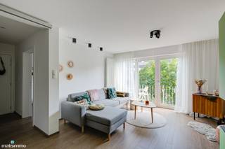 GERENOVEERD APPARTEMENT MET TWEE SLAAPKAMERS, TWEE BALKONS EN ONDERGRONDSE AUTOSTAANPLAATS NABIJ HET CENTRUM VAN HASSELT<br /><br />Dit gerenoveerde appartement bevindt zich nabij het centrum van Hasselt. Op slechts 15 minuten wandelen bereikt u het bruisende centrum van Hasselt. Dankzij de uitstekende ligging bevinden winkels, restaurants, scholen, het openbaar vervoer en het station zich op wandelafstand. Ook het Kapermolenpark en de Japanse Tuin liggen in de nabije omgeving.<br /><br />Bovendien bevindt het Dusartplein zich op slechts 10 minuten wandelen, waardoor u optimaal kunt genieten van de talrijke evenementen die deze locatie te bieden heeft. Dankzij de centrale ligging bereikt u eveneens vlot de omliggende steden en bevinden de op- en afritten van de snelweg zich op slechts 5 minuten rijden. De Grote Ring van Hasselt bereikt u bovendien al na 1 minuut rijden.<br /><br />Het appartement is gelegen op de derde verdieping en is bereikbaar via zowel de lift als de trap.<br />Het appartement werd in 2010 volledig gerenoveerd en kreeg in 2025 een grondige opfrissing. Hierbij werden onder meer de schilderwerken, kitwerken, deuren, deurklinken, lampen, gordijnrails en de vaatwasser vernieuwd.<br /><br />De indeling is als volgt:<br />- <span>Inkomhal.<br />- </span><span>Apart toilet.<br />- </span><span>Berging. <br />- </span><span>Lichtrijke woonkamer met zit- en eetgedeelte, voorzien van een gashaard.<br />- </span><span>Keuken. De keuken is uitgerust met een inbouwkoelkast met vriescompartiment, een combi-oven, een inductiekookplaat met afzuigkap en een vaatwasser.<br />- </span><span>Twee slaapkamers, waarvan één voorzien is van een inbouwkast.<br />- </span><span>Ruime badkamer, uitgerust met een inloopdouche, ligbad en enkele lavabo.<br />- </span><span>Twee balkons. </span><br /><br />Het appartement is beschikbaar vanaf 01/10/2026.<br /><br />De gemeenschappelijke kosten bedragen € 80 per maand.<br /><br />Daarnaast beschikt het appartement over een ondergrondse autostaanplaats.<br />Tot slot is het appartement voorzien van verlichting, gordijnrails en vliegenramen.<br /><br />Wilt u dit gerenoveerde appartement graag bezichtigen? Contacteer ons dan vrijblijvend via info@matisimmo.be.