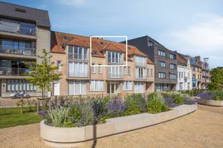 <span><span><strong>Instapklare duplex met 2 à 3 slaapkamers en mogelijkheid tot aankoop van afzonderlijke garage</strong><br /><br />Op een rustige locatie in het dorpscentrum van Houthulst bevindt zich deze verzorgde en instapklare duplex, een ideale opportuniteit voor zowel eigen bewoning als investering. Dankzij de <strong>recent vernieuwde straat- en omgevingsaanleg </strong>geniet u hier van een verzorgd en aangenaam woonkader, terwijl de<strong> nabijheid van de kerk en het prachtig groen aangelegde gemeentepark</strong> zorgen voor een extra gevoel van rust en wooncomfort.<br />De duplex verwelkomt u met een <strong>lichtrijke leefruimte</strong> waar grote raampartijen zorgen voor een aangename sfeer en een <strong>optimaal ruimtegevoel</strong>. De open keuken is volledig uitgerust met een ingebouwde koelkast, vaatwasser, spoelbak, heteluchtoven en inductiekookplaat met dampkap, waardoor u onmiddellijk kunt genieten van alle hedendaagse comfort.<br />Verder beschikt deze verdieping over een ruime slaapkamer en een verzorgde badkamer voorzien van douche, toilet en lavabomeubel.<br />Op de bovenverdieping bevindt zich een <strong>royale slaapkamer met ingemaakte kasten</strong> over de volledige lengte van de kamer. Daarnaast is er een extra ruimte met lavabo die perfect kan worden ingericht als derde slaapkamer, bureau, dressing of hobbyruimte, waardoor deze duplex zich moeiteloos aanpast aan uw woonbehoeften.<br /><br />Een bijkomende troef is de <strong>mogelijkheid tot aankoop van de afzonderlijke garage achteraan het gebouw (prijs op aanvraag)</strong>, ideaal voor wie extra comfort, bergruimte of parkeergelegenheid wenst.<br /><br /><u>Troeven:</u></span></span>
<ul>
<li><span><span>Instapklare duplex op centrale ligging;</span></span></li>
<li><span><span>2 volwaardige slaapkamers met mogelijkheid tot het inrichten van een 3e slaapkamer;</span></span></li>
<li><span><span>Recent vernieuwde straat- en omgevingsaanleg;</span></span></li>
<li><span><span>Vlak bij de kerk en het prachtig groen aangelegde gemeentepark;</span></span></li>
<li><span><span><strong>Gunstig energielabel C</strong>;</span></span></li>
<li><span><span>Uitermate geschikt als investering met uitstekend huurrendement;</span></span></li>
<li><span><span>Winkels, scholen en openbaar vervoer op wandelafstand;</span></span></li>
<li><span><span>Mogelijkheid tot aankoop van een afzonderlijke garage.</span></span></li>
</ul>
<span><span>Laat u verrassen door deze ruime en veelzijdige duplex op een aantrekkelijke locatie in het hartje van Houthulst. Een unieke kans voor wie op zoek is naar comfortabel wonen of een zorgeloze investering met toekomstpotentieel. Contacteer ons vandaag nog voor meer informatie of een bezoek ter plaatse. Bel Diksimmo op het nummer <strong>051 50 11 51</strong> of mail naar diksmuide@diksimmo.be.</span></span>