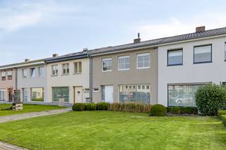 Welkom in uw nieuwe droomwoning aan de Meidoornlaan 41 in Wetteren! <br />Deze prachtige gezinswoning combineert comfort, elegantie en een topligging. Met een grondoppervlakte van 189 m² en een bewoonbare oppervlakte van 140 m² biedt deze woning alle ruimte die u zoekt.<br /><br />Stap binnen en ontdek drie ruime slaapkamers, perfect voor het hele gezin of voor wie graag een thuiskantoor of hobbyruimte wenst. <br /><br />In de lichtrijke leefruimte voelt u zich meteen thuis, dankzij de sfeervolle indeling en toegang tot het overdekt terras. Hier geniet u van heerlijke zomerdagen met vrienden of familie. <br /><br />De moderne badkamer is uitgerust met alle comfort en biedt de perfecte plek om te ontspannen na een drukke dag. <br /><br />De stijlvolle keuken creëert een warme huiselijke sfeer en nodigt uit tot gezellig tafelen. <br /><br />Parkeren is geen probleem: de woning beschikt over zowel een garage, die apart bij te kopen is, alsook buitenparkeermogelijkheden aan de straatzijde. Uw auto staat altijd veilig en droog. <br /><br />De tuin van 55 m² is een oase van rust waar u tot rust komt, kinderen kunnen spelen of u uw groene vingers kunt laten spreken. <br /><br />De ligging in Wetteren is ideaal: u woont in een rustige buurt, dichtbij scholen, winkels en openbaar vervoer, terwijl het centrum en uitvalswegen snel bereikbaar zijn.<br /><br />Dit alles voor een bijzonder aantrekkelijke prijs van €260.000 + €25.000 mits u de bijhorende garage erbij wenst! <br />Mis deze unieke kans niet en maak snel een afspraak voor een bezichtiging. <br /><br />Bij Albert kom je thuis.<br />Voor meer informatie of het inplannen van een bezoek: