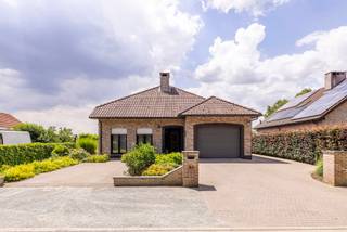 Instapklare woning (OB) met o.a. 3 slaapkamers en inpandige garage in een doodlopende straat in Bevel. <br /><br />Indeling GLV: inkomhal; apart toilet; leefruimte; ruime geïnstalleerde keuken; berging met aansluitingen WM/DK; 3 slaapkamers; badkamer voorzien van alle comfort en inpandige garage<br /><br />Boven de volledige woning loopt een zolder van meer dan 110m² die nog volledig vrij in te richten is. <br /><br />Algemeen: <br /><br />- Zeer rustige ligging<br />- EPC label C (geen renovatieverplichting) <br />- Bewoonbare oppervlakte van 281m² (inclusief zolder) <br />- Verwarming op mazout<br />- Elektriciteit conform<br /><br />Bekijk zeker de 360° rondgang via onze website (+ mogelijkheid tot opmeten en ontmeubelen).<br />Alle attesten zijn beschikbaar onderaan op onze website.<br />Voor meer info of een bezoek: 0472 22 22 77 of thomas@solittvastgoed.be.
