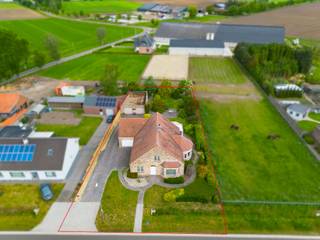 <p></p>
<h2>🏡 Te koop: Ruime, energiezuinige woning (357 m²) met hoogwaardige afwerking in Schoonbroek</h2>
<p>Bent u op zoek naar een uitzonderlijk ruime en lichtrijke woning in een landelijke omgeving? Dan is deze kwaliteitsvolle woning uit bouwjaar 2000 in Schoonbroek absoluut een bezoek waard. Met een bewoonbare oppervlakte van maar liefst 357 m², een EPC-label B en hoogwaardige materialen biedt deze eigendom een unieke combinatie van comfort, ruimte en energiezuinig wonen.</p>
<h3>✨ Indeling gelijkvloers</h3>
<p>We betreden de woning via een ruime inkomhal, die toegang geeft tot de verschillende leefruimtes. De royale woonkamer met erker geniet van een overvloed aan natuurlijk licht dankzij de grote raampartijen en is opgedeeld in een gezellige zithoek en een eetplaats.</p>
<p>Aansluitend bevindt zich de open keuken, die dankzij de grote glaspartijen een prachtig zicht biedt op de tuin. Ideaal voor wie houdt van koken met een open, groen uitzicht.</p>
<p>Via een sas bereiken we een gastentoilet en verder de praktische wasplaats met bijkeuken en ingemaakte kasten. Daarnaast is er een koele berging voorzien, perfect voor extra opslag.</p>
<p>Op het gelijkvloers bevinden zich bovendien twee ruime kamers die flexibel inzetbaar zijn als slaapkamers, bureauruimte of hobbykamer. De eerste badkamer is volledig uitgerust met bad, douche, dubbele lavabo en toilet.</p>
<p>Tot slot is er nog een inpandige garage met sectionale poort.</p>
<h3>🛌 Eerste verdieping</h3>
<p>Via de traphal bereiken we de eerste verdieping, waar zich nog drie ruime kamers bevinden, opnieuw multifunctioneel in gebruik. Ideaal voor grotere gezinnen of wie extra werk- of hobbyruimte wenst.</p>
<p>Verder beschikt deze verdieping over twee badkamers:</p>
<ul>
<li>één badkamer met douche, lavabo en toilet</li>
<li>één badkamer met bad, douche en lavabo</li>
</ul>
<p>Daarnaast is er nog heel wat extra bergruimte dankzij ingemaakte kasten en de zolder.</p>
<h3>🚗 Bijgebouw</h3>
<p>Het bijgebouw biedt extra mogelijkheden en bestaat uit een garage/opbergruimte met twee garagepoorten — ideaal voor hobbyisten, zelfstandigen of extra stockage.</p>
<h3>🌿 Troeven van deze woning</h3>
<ul>
<li>Bewoonbare oppervlakte van 357 m²</li>
<li>Energiezuinig (EPC-label B)</li>
<li>Gebouwd met duurzame, hoogwaardige materialen</li>
<li>Grote raampartijen en maximale lichtinval</li>
<li>Kruipkelder aanwezig</li>
<li>Zeer veel ruimte en flexibiliteit</li>
<li>Landelijke, rustige ligging in Schoonbroek</li>
<li>Perfect geschikt voor grote gezinnen of combinatie wonen/werken</li>
</ul>
<h3>📍 Ligging</h3>
<p>Gelegen in het landelijke en groene Schoonbroek geniet u hier van rust, privacy en ruimte, terwijl voorzieningen en verbindingen vlot bereikbaar blijven.</p>
<hr />
<h3>💡 Samengevat</h3>
<p>Deze uitzonderlijk ruime en energiezuinige woning biedt enorm veel potentieel en comfort voor wie op zoek is naar kwaliteit, licht en ruimte in een rustige omgeving. Een echte buitenkans voor wie landelijk wil wonen zonder in te boeten op luxe en functionaliteit.</p>
<p>📞 Interesse? Contacteer ons vandaag nog voor een bezoek!</p>
<hr />
<p></p>